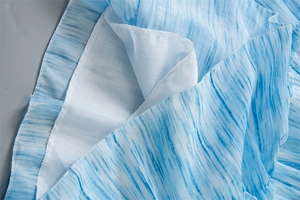 Détail du tissu à motif ondulé bleu clair avec couture overlock blanche raffinée