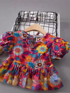 Mädchenkleid mit Blumenmuster, Puffärmeln in Fuchsia und hübscher Schleife am Rücken