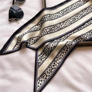 Sciarpa sottile in seta con stampa leopardata e righe per look da ufficio
