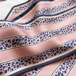 Sciarpa di seta moderna con strisce leopardate rosa e blu scuro su sfondo bianco