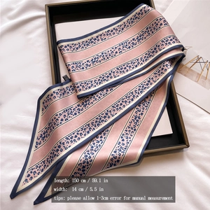 Dettaglio della sciarpa di raso rosa e blu leopardata con misure di 150 cm per 14 cm