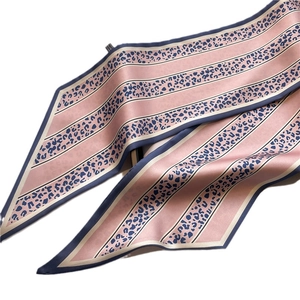 Sciarpa a righe rosa con stampa leopardata blu scuro in raso di seta lucido