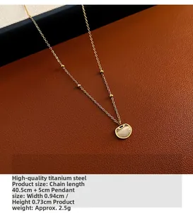 Gros plan du pendentif cadenas Ruyi en acier titane avec pierre œil de chat et chaîne