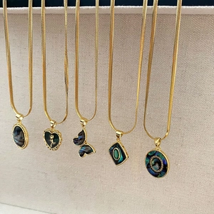 Ensemble de colliers dorés à chaîne serpent avec pendentifs colorés en nacre d'abalone
