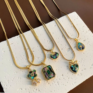 Colliers en chaîne serpent dorée avec pendentifs en nacre d'abalone en cinq styles variés