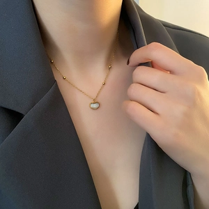Collier en acier titane avec cadenas Ruyi, perles dorées et pendentif en œil de chat