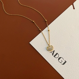 Collier en acier titane doré avec pendentif cadenas Ruyi et pierre œil-de-chat sur cuir