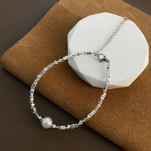 Bracelet perlé argenté minimaliste avec perle blanche sur socle géométrique en pierre