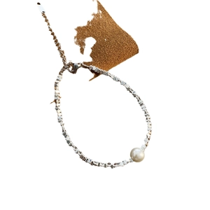 Élégant bracelet en perles argentées avec perle centrale et fermoir mousqueton réglable