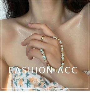 Détail du collier de perles naturelles fait main avec accents bleus et dorés