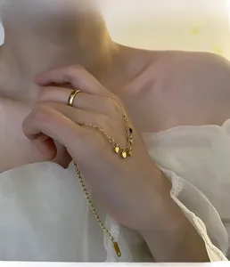 Schicke goldene Mehrfach-Ankerkette und minimalistisches Ring-Set an einem Model