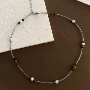 Collar artesanal de ojo de tigre con perlas sintéticas y cierre ajustable plateado
