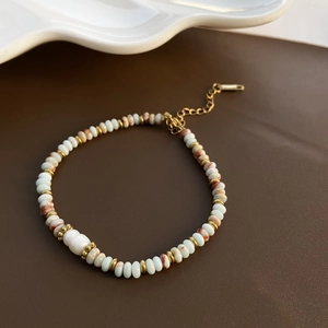 Collier fait main avec perles turquoise et marbrées, perle centrale sur fond de cuir