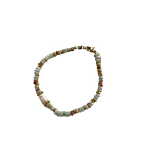 Collier artisanal de perles naturelles baroques et perles vert clair sur fond blanc