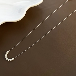 Elegante collana in acciaio inossidabile con sette perle di conchiglia bianche