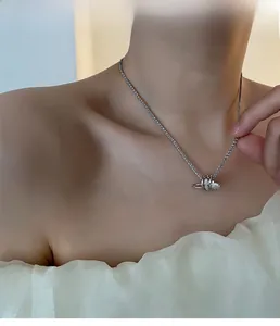 Collana a spilla da balia in argento con anelli in zirconi indossata da una modella