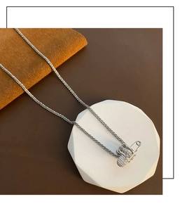 Dettaglio del ciondolo in zircone minimalista su supporto geometrico moderno