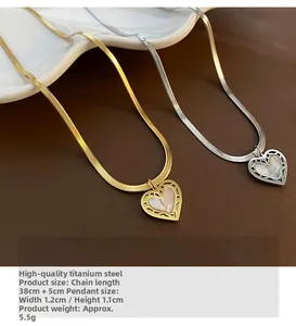 Détail du pendentif coeur avec nacre et texture sur chaîne serpent en acier titane