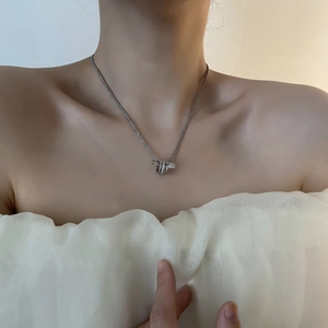 Collana in acciaio al titanio con pendente in zircone indossata da una modella