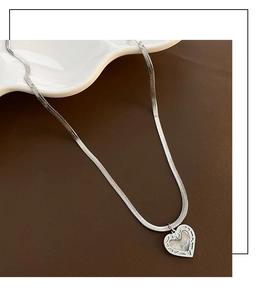 Détail du pendentif cœur avec nacre sur une chaîne en maille serpent argent