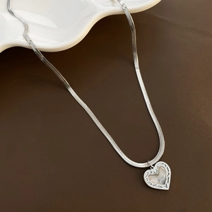 Collier minimaliste coeur argenté avec incrustation en nacre sur chaîne serpent plate
