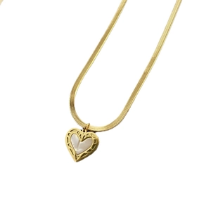 Collier pendentif cœur doré avec incrustation de nacre sur une chaîne serpent minimaliste