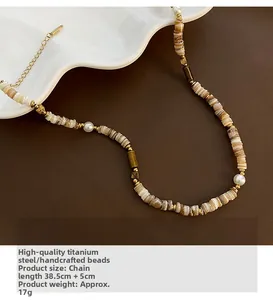 Macro d'un collier de perles vintage avec des pièces en titane et perles crème