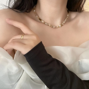 Collier de perles vintage avec coquillages naturels et perles sur mannequin