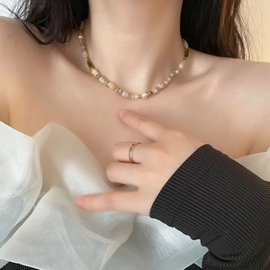 Collier rétro en perles de pierre naturelle avec perles blanches et accents dorés