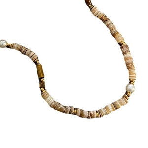 Collier bohème vintage avec perles heishi blanches et tubes en métal doré chic
