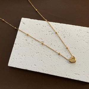 Collar de corazón dorado minimalista de acero de titanio con grabado Always Love