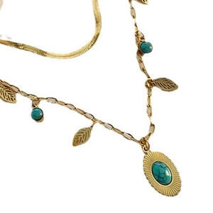 Collana a doppio strato in titanio dorato con pietra turchese e ciondoli a foglia