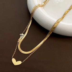 Collar de doble capa en titanio dorado con colgante de corazón y palabra Love