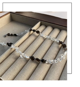 Dettaglio della collana asimmetrica con cristalli di quarzo e perle di ossidiana scura