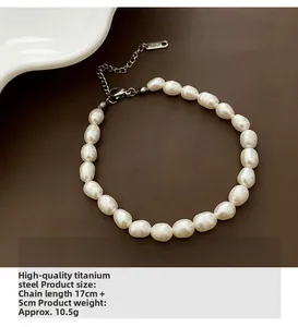 Détail du bracelet en perles baroques avec fermoir en acier titane et chaîne d'extension
