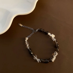 Bracciale asimmetrico in quarzo fumé e cristallo con chiusura argentata K18
