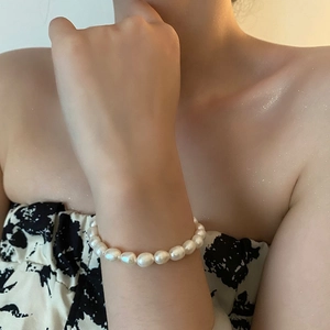 Bracelet élégant en perles naturelles baroques avec fermoir argenté pour femmes