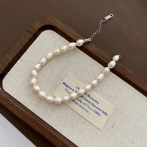 Bracelet en perles d'eau douce baroques avec pendentif en or K18 sur boîte à bijoux luxe