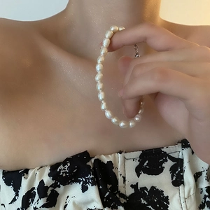 Bracelet élégant en perles baroques pour femmes avec perles blanches et fermoir en argent