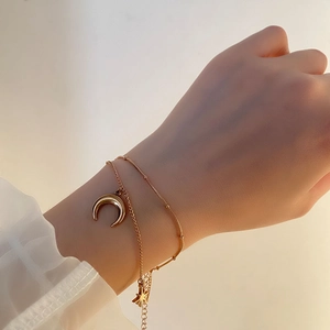 Bracelet double couche doré pour femme avec breloques étoile et lune en acier titane