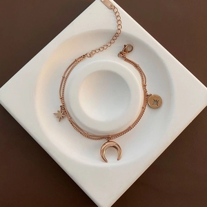 Bracelet double couche en acier titane or rose avec pendentifs étoile et lune