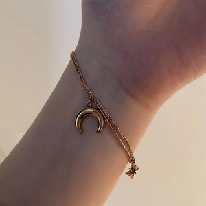 Bracelet double couche doré élégant avec pendentifs lune et étoile pour femmes