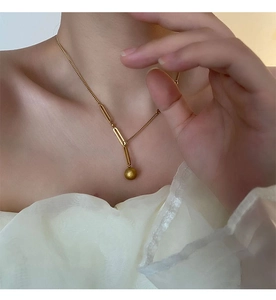Détail du collier plaqué or 18K avec pendentif sphère givrée et maillons tubulaires