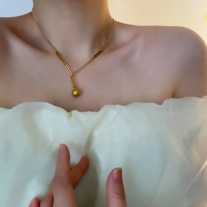 Collier minimaliste en Y en titane doré 18K avec perle dorée mate pour femmes