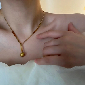 Collier minimaliste en acier titane doré avec pendentif perle mate pour femme