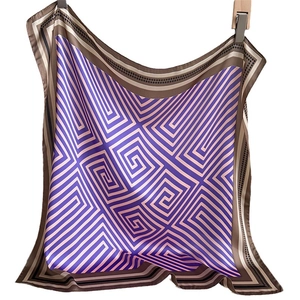 Foulard carré en soie artificielle 70x70cm avec motif de labyrinthe violet et rose