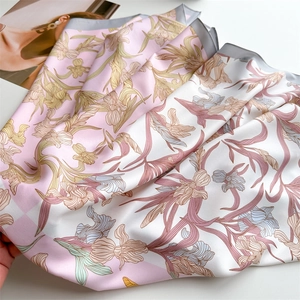 Carré de soie luxueux 90x90cm avec d'élégants motifs floraux dessinés à la main