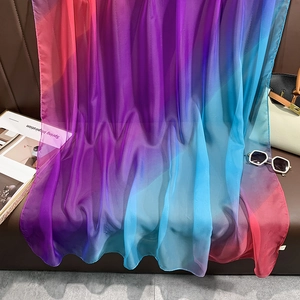 Détail macro d'un foulard en soie arc-en-ciel avec lunettes chic et magazine mode