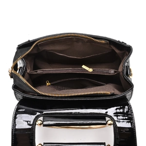 Vue détaillée de l'intérieur du sac à main noir façon croco avec compartiments multiples