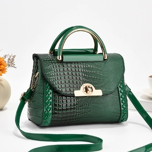 Sac à main vert foncé à motif crocodile avec fermoir doré et bandoulière amovible en cuir